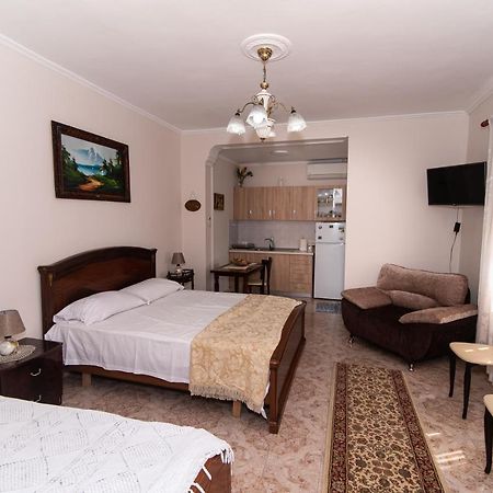 Erla'S Apartment Tirana Bagian luar foto